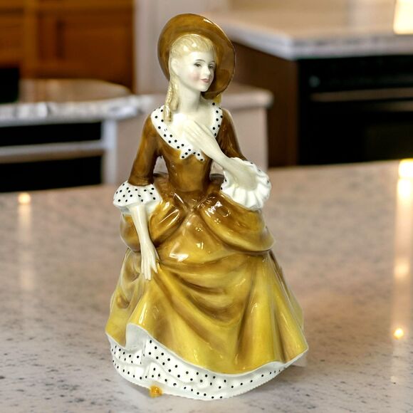 Retired Vintage Royal Doulton Sandra HN2275 Figurine Margaret Davies (1968) - Picture 1 of 11